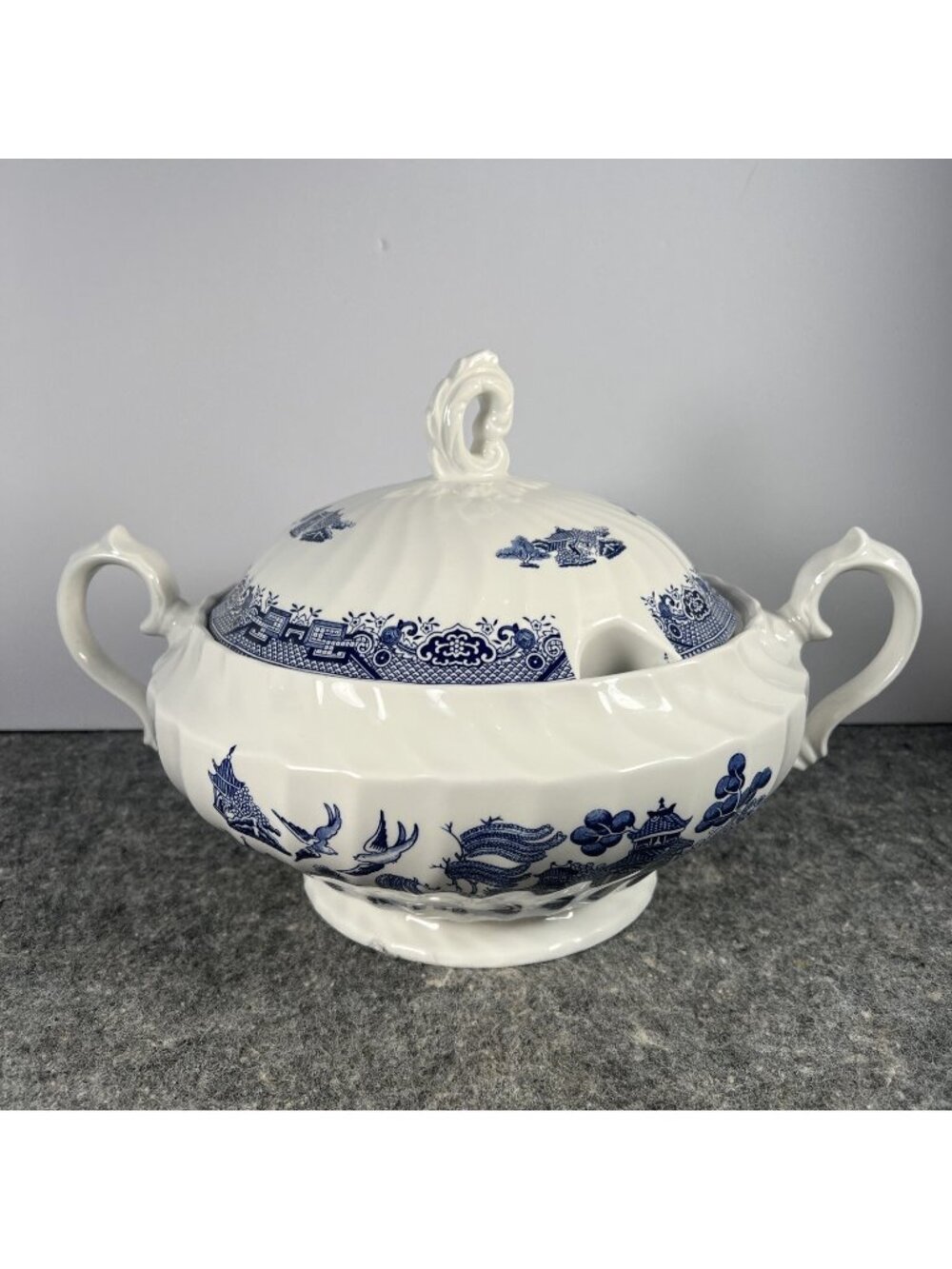 Vintage Royal Wessex Collection Blue Willow Soup Tureen w/ Lid EUC Blue & White